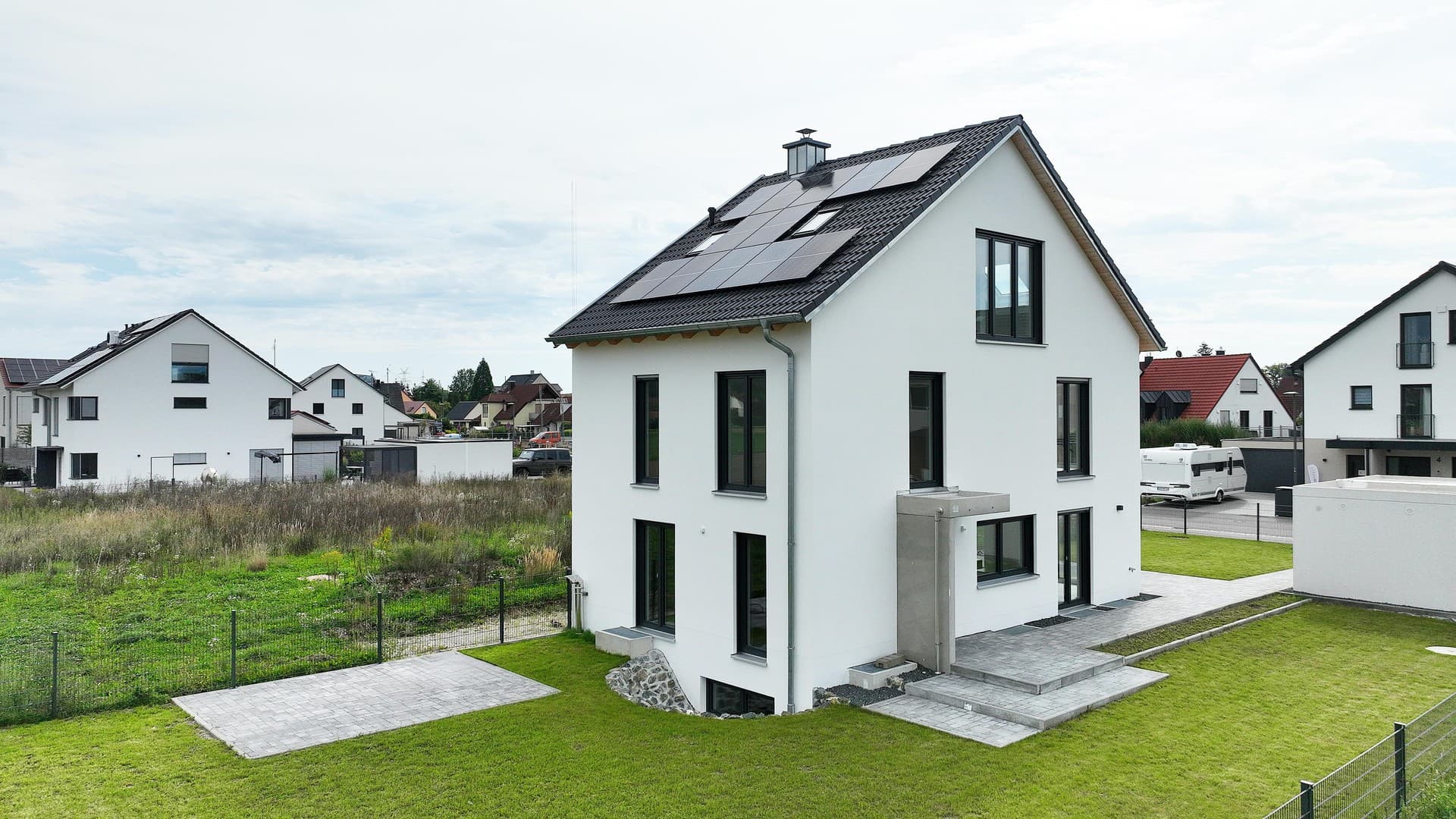Exklusive Neubau-Doppelhaushälfte mit 602 m² Grundstück, Studio und modernster Haustechnik