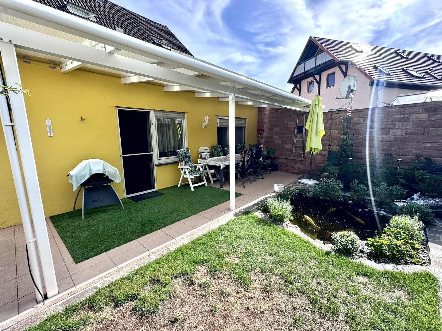 schöne 5ZKB-Wohnung m. überdachter Terrasse, Garten m. Koi-Teich, Garage u. Stellplatz-kein Hausgeld