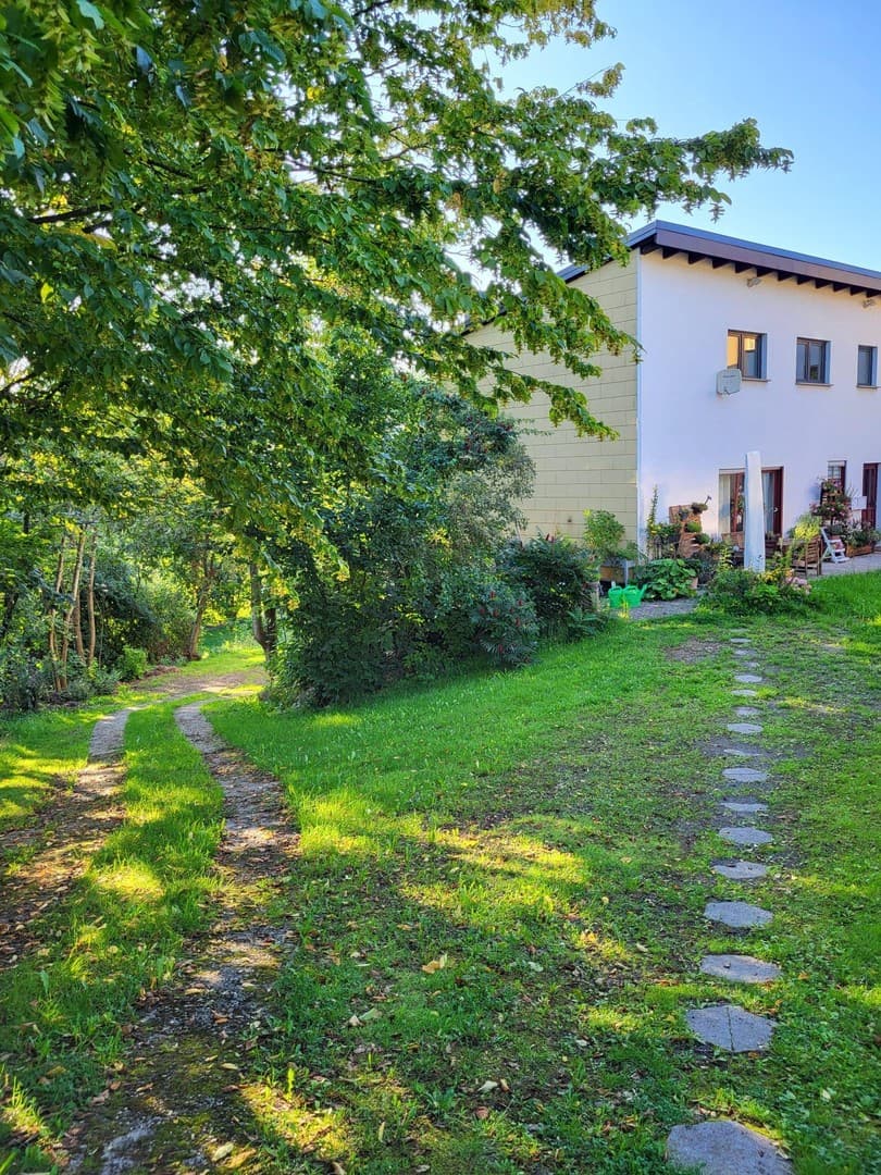 Provisionsfrei: Saniertes Zweifamilienhaus, 1.800m² Naturgrundstück, ideal für Familie & Hobby