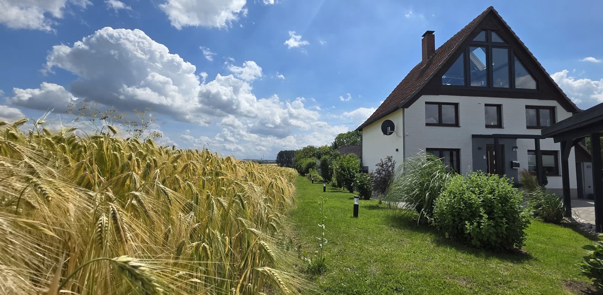 Refugium und Symbiose an der Soester Börde. Hinterm Garten nur Weite.