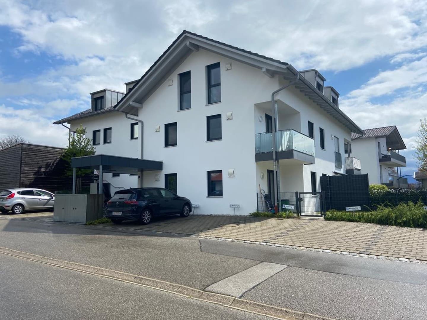 Hochwertige 4-Zimmer-Neubauwohnung mit 2 Balkonen, Aufzug & Stellplätzen An der Grenze zu Salzburg