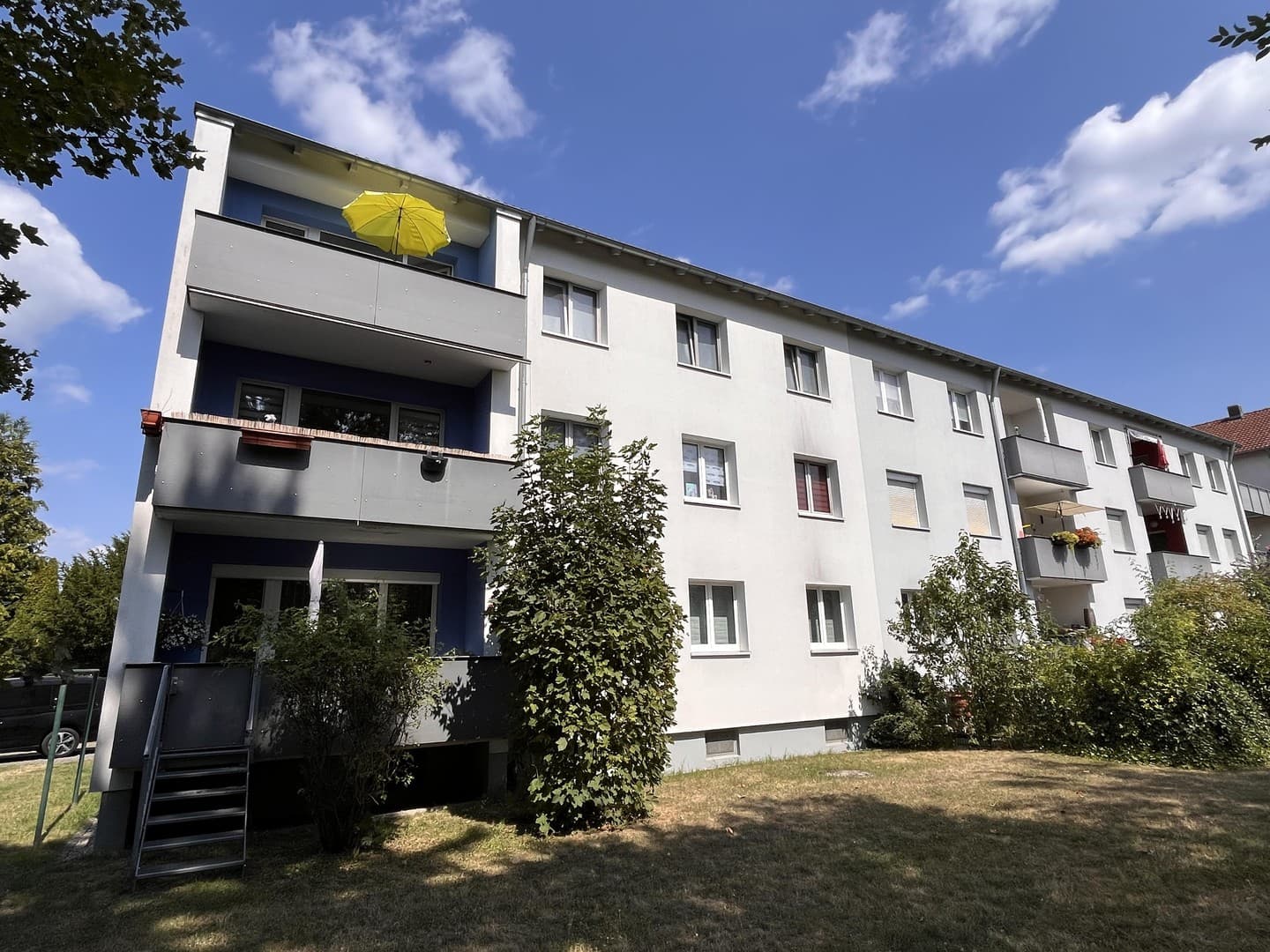 Zentral, aber ruhig gelegene 3-Zimmer Wohnung mit Balkon und Stellplatz als Kapitalanlage, prov.frei