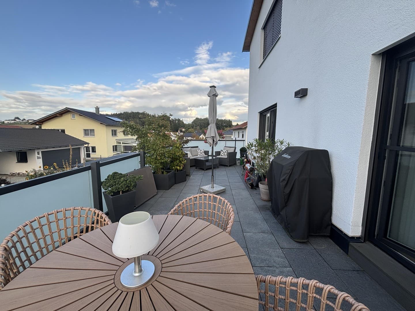 Großzügige 3-Zimmer-Wohnung mit 27 m² Dachterrasse und Einbauküche in zentraler Lage von Bayerbach
