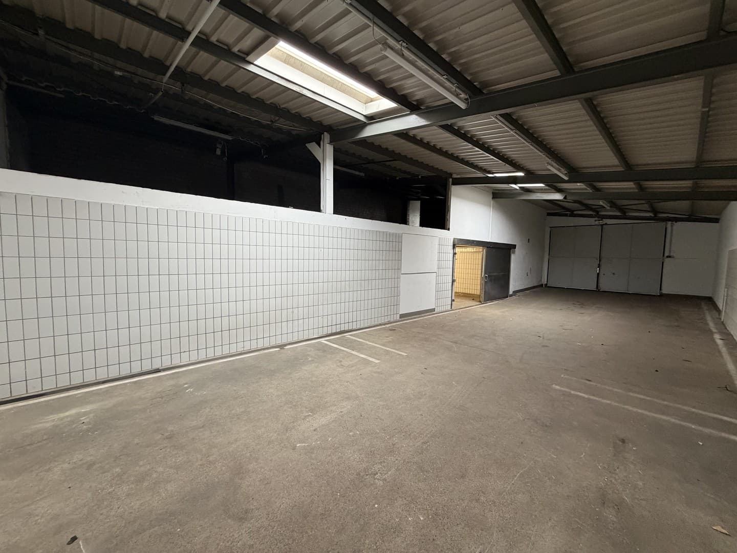 Ebenerdige Halle mit Kühlzelle, Bodenablauf, Büro, WC und ganz viel Platz!
