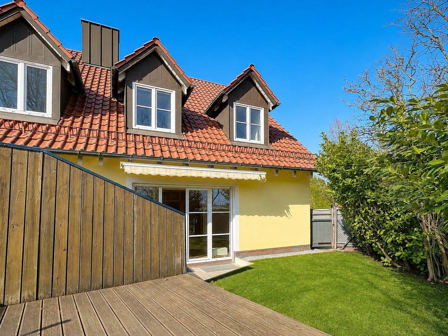 Wie ein Reihenhaus, nur klüger: 5 Zimmer, eigener Garten, Südterrasse, Dachspitz – sofort frei