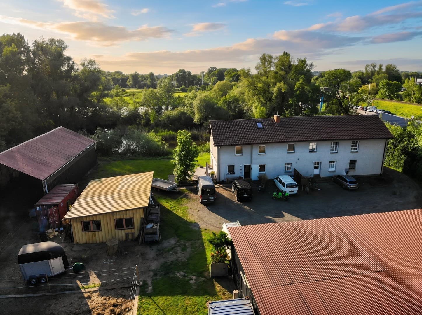 Einzigartiger Resthof / Schwinger Yachthafen / 3 Wohneinheiten, Reitanlage & Pferdestall / Stade