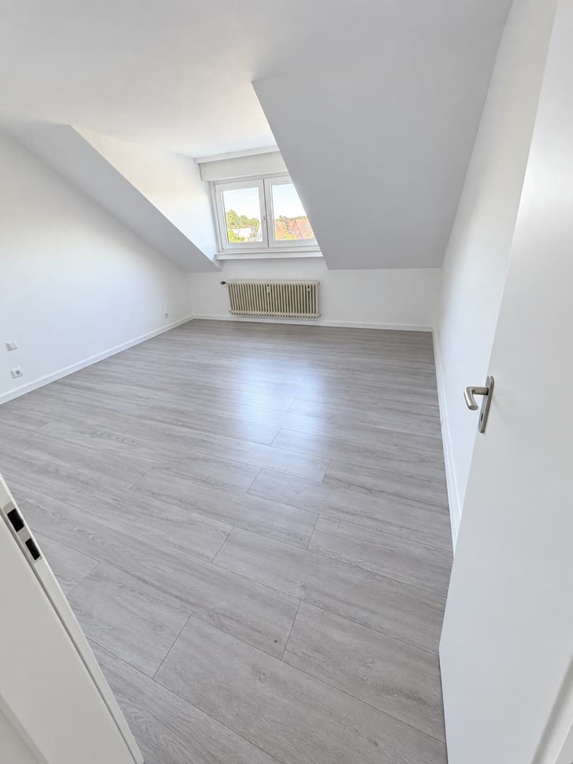 Frisch renovierte 3-Zimmer-Dachgeschosswohnung mit Garage