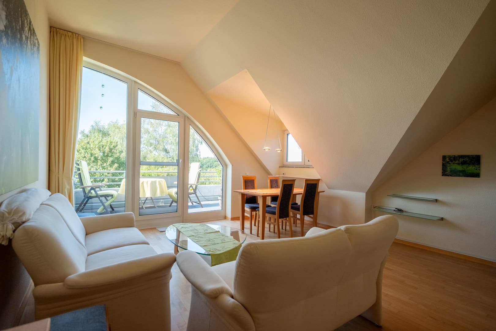 (Möblierte) 2-Zi-Wohnung mit Blick aufs Neandertal und Wallbox am TG-Platz