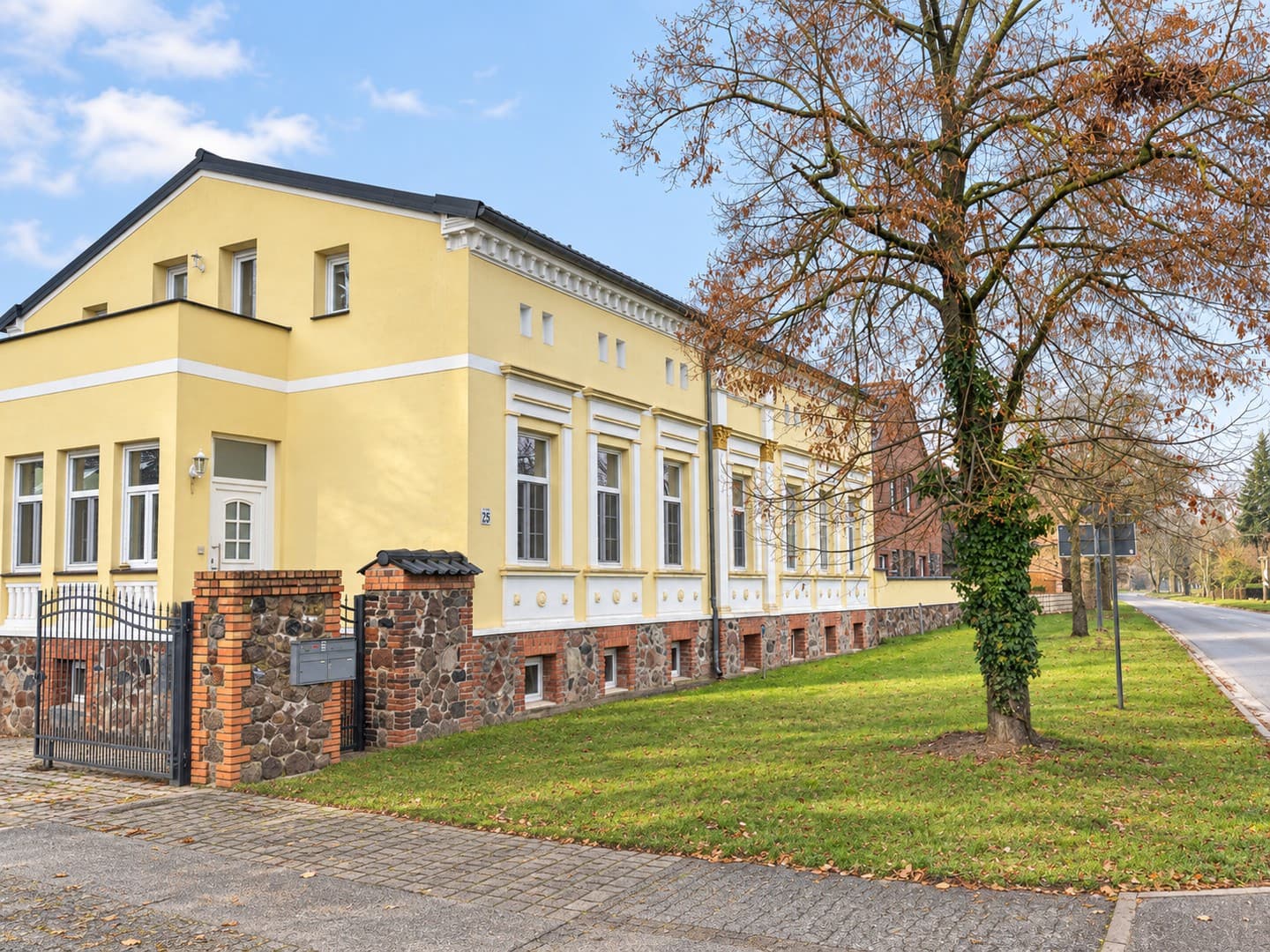 2,5-Zimmer-Hochparterrewohnung mit Kamin auf Vierseitenhof