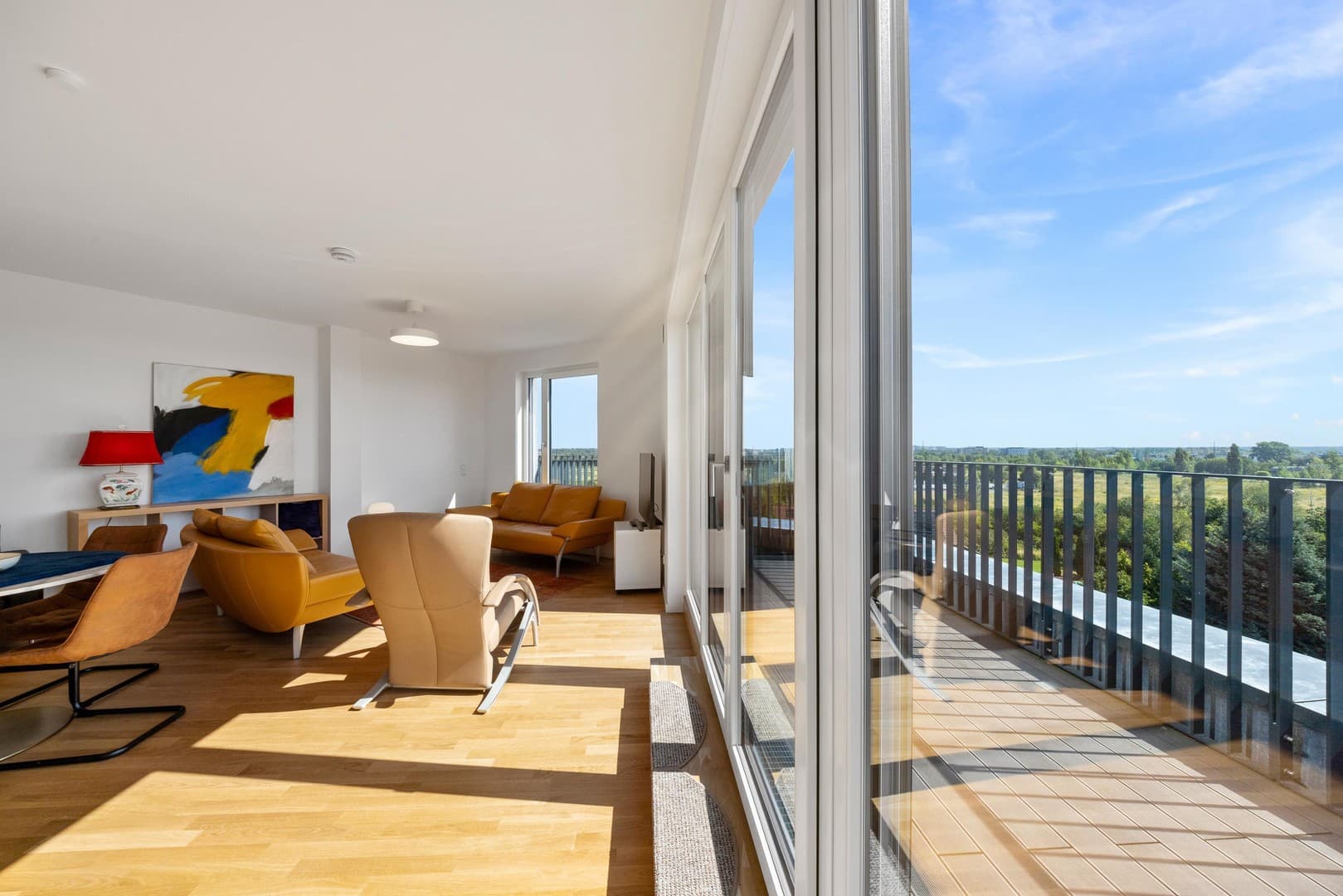Licht, Weite & Privatsphäre: Neuwertige 3-Zi.-Wohnung über den Dächern von Schönefeld