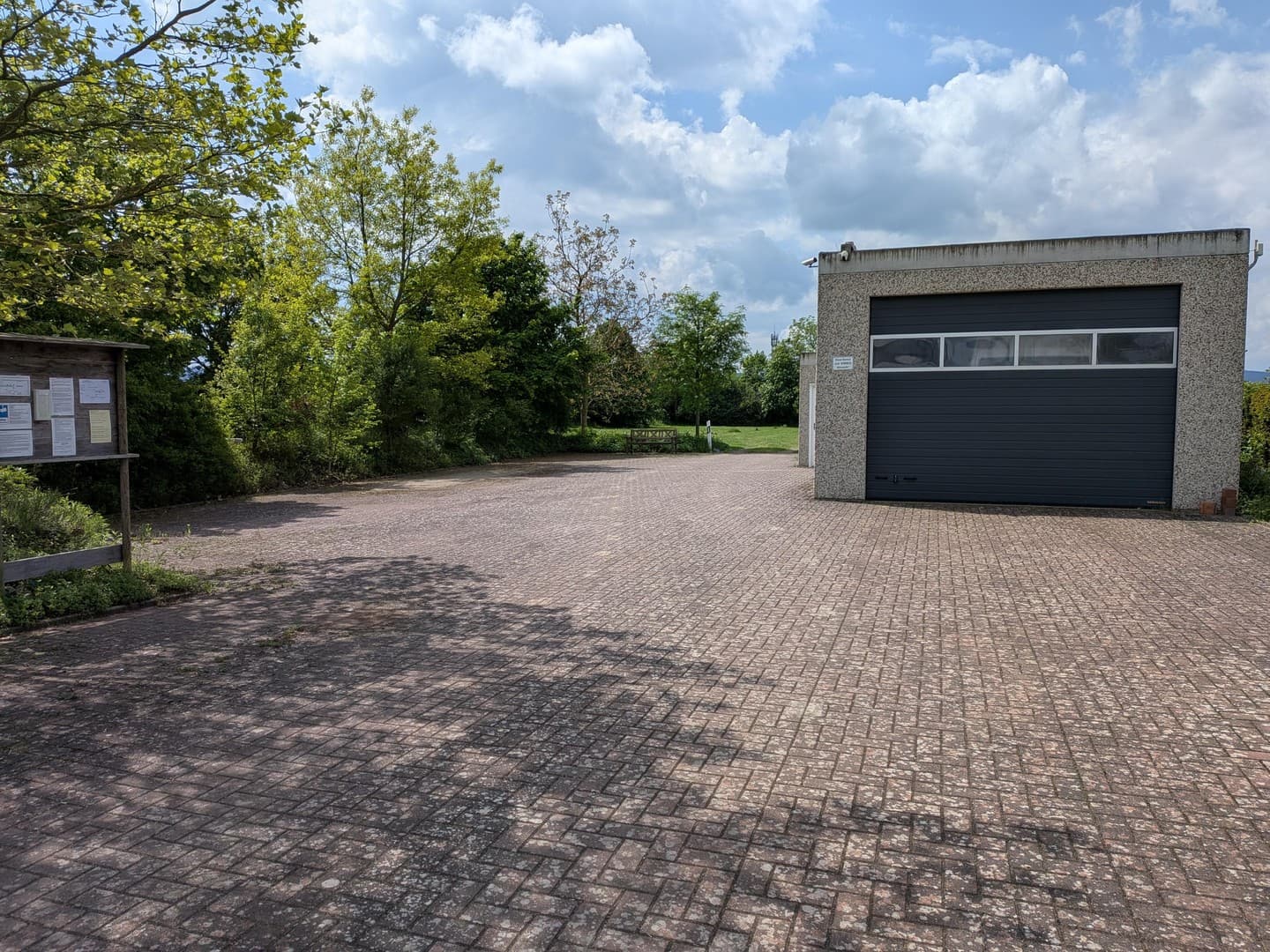 Gewerbegrundstück (Teilung möglich) mit großen Garagen und Wohnoption in Feldrandlage