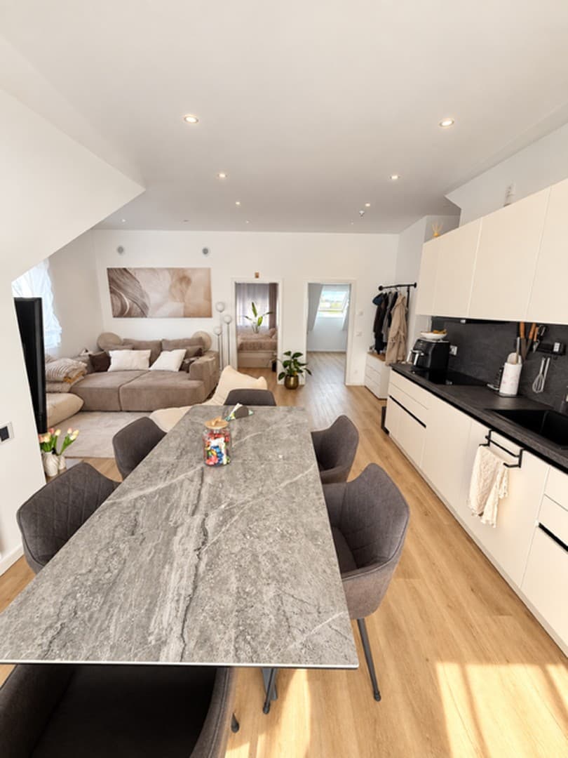 Moderne 2-Zimmer-Dachgeschosswohnung (A+) mit TG-Stellplatz – provisionsfrei