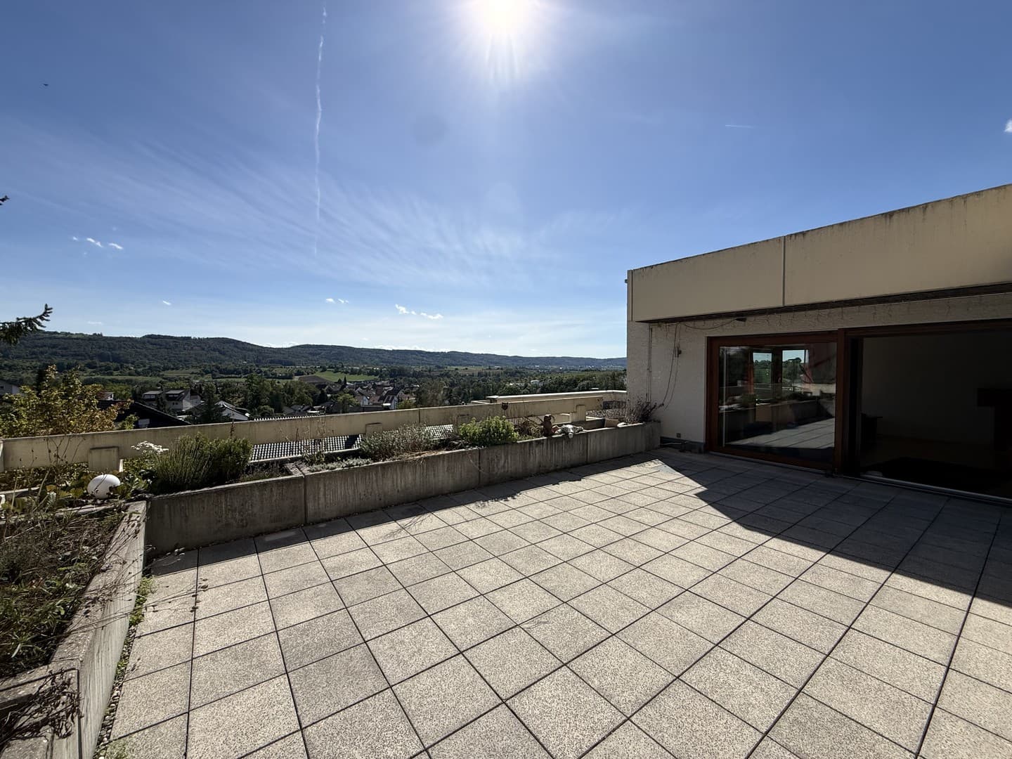 4 Zimmer mit Aussicht – Terrasse, Wärmepumpe, Garage und Stellplatz inklusive