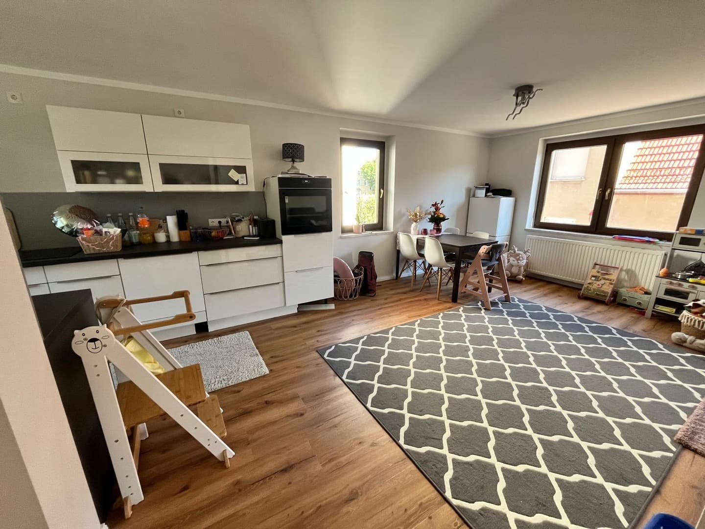 Einfamilienhaus mit großzügigem Wohnbereich, Terrasse und zwei Stellplätzen