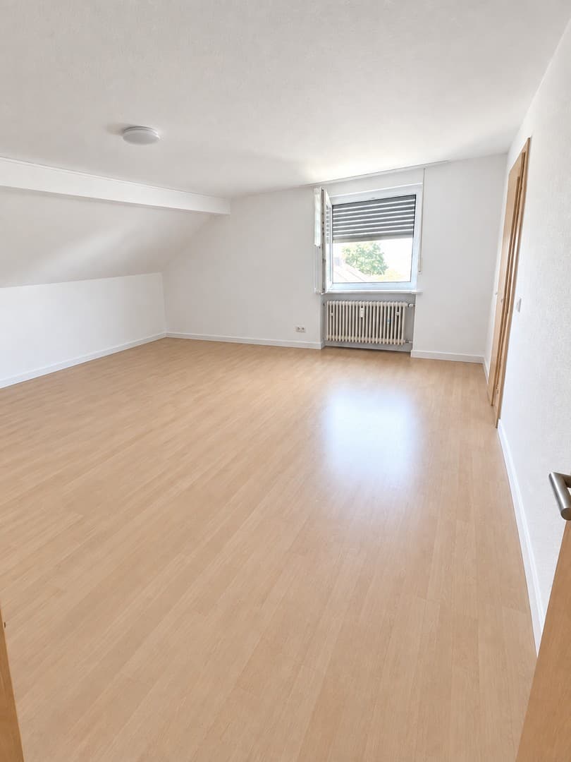 Helle 3,5-Zimmer-Dachgeschosswohnung mit Einbauküche und Stellplatz in Reiskirchen-Lindenstruth