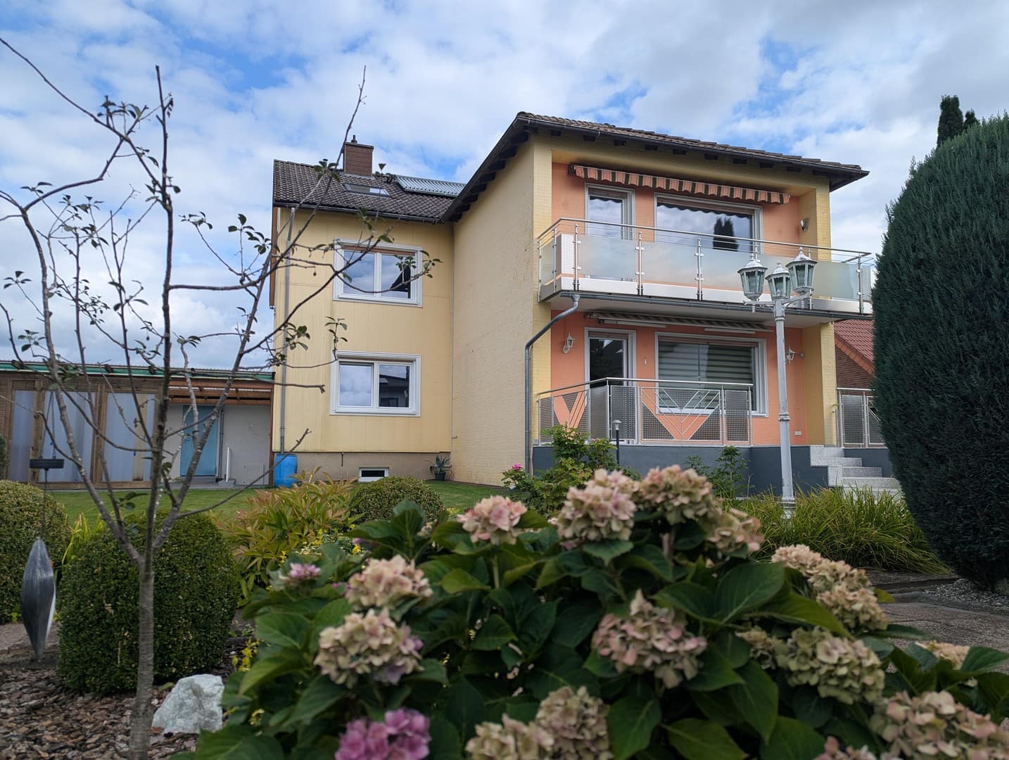 Großzügiges Zweifamilienhaus mit 2 Wohnbereichen, Garten & viel Platz für die Familie