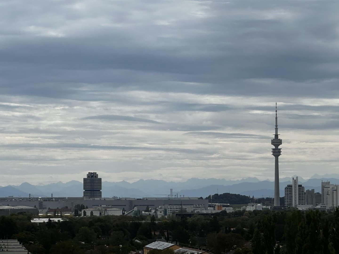 Leerstehende große Wohnung mit Alpenblick aus dem Münchner Norden