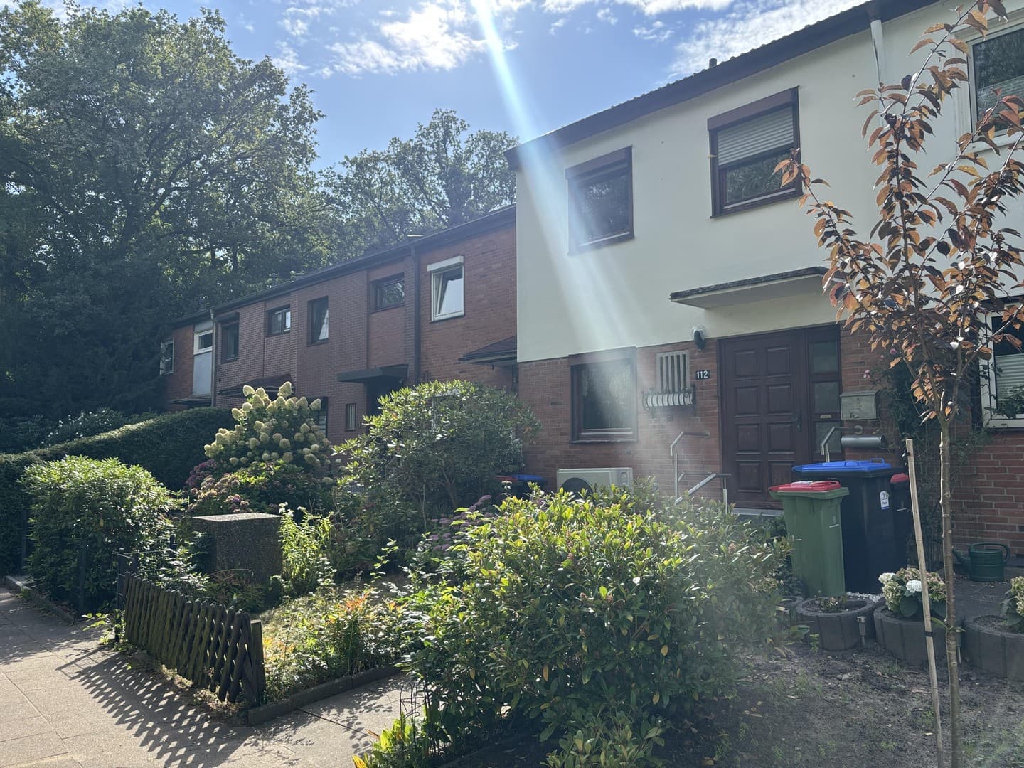 Modernisiertes Reihenhaus mit Wärmepumpe, Energieklasse B und Garage, ohne Courtage