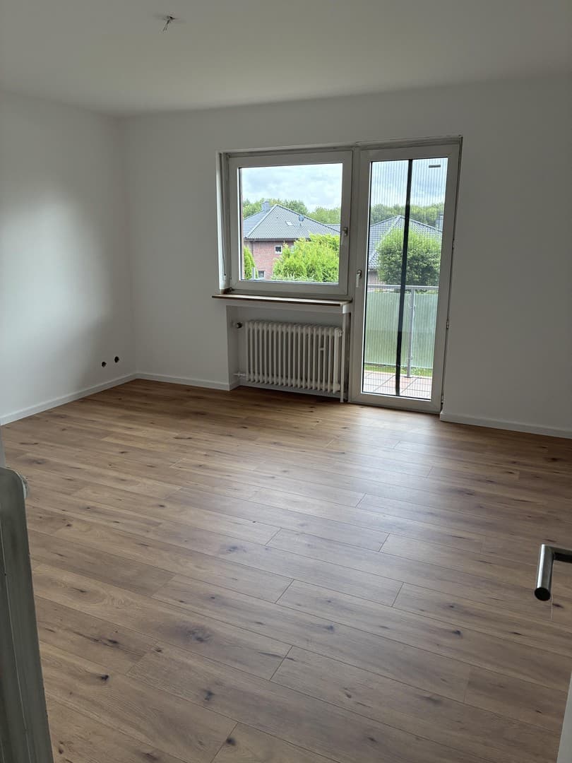 Schöne, renovierte 2 Zimmer- Wohnung mit Balkon