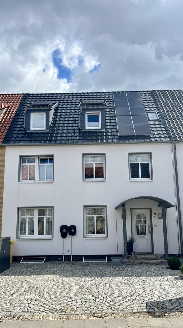 Energieeffizientes Reihenmittelhaus mit PV-Anlage und vermieteter Einliegerwohnung