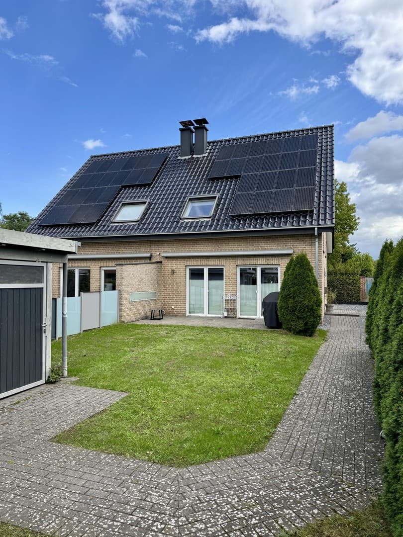 Exklusive Doppelhaushälfte KfW 40 mit Photovoltaik