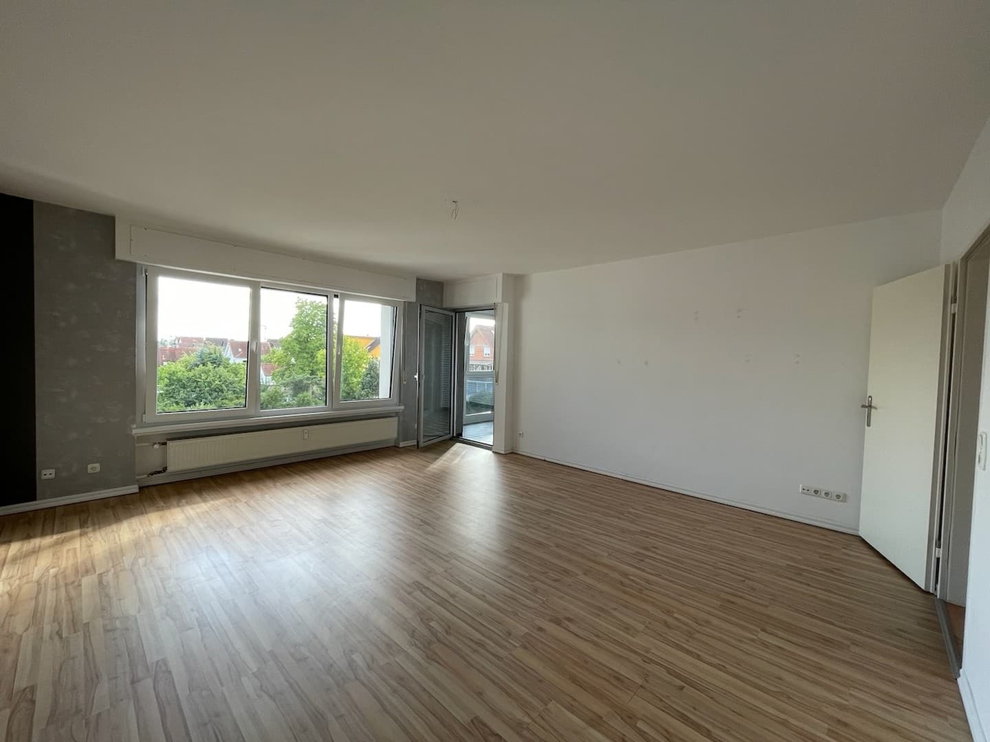 Energetisch saniert, niedrige Heizkosten: helle 3-Zimmer-Wohnung mit Wintergarten und Garage