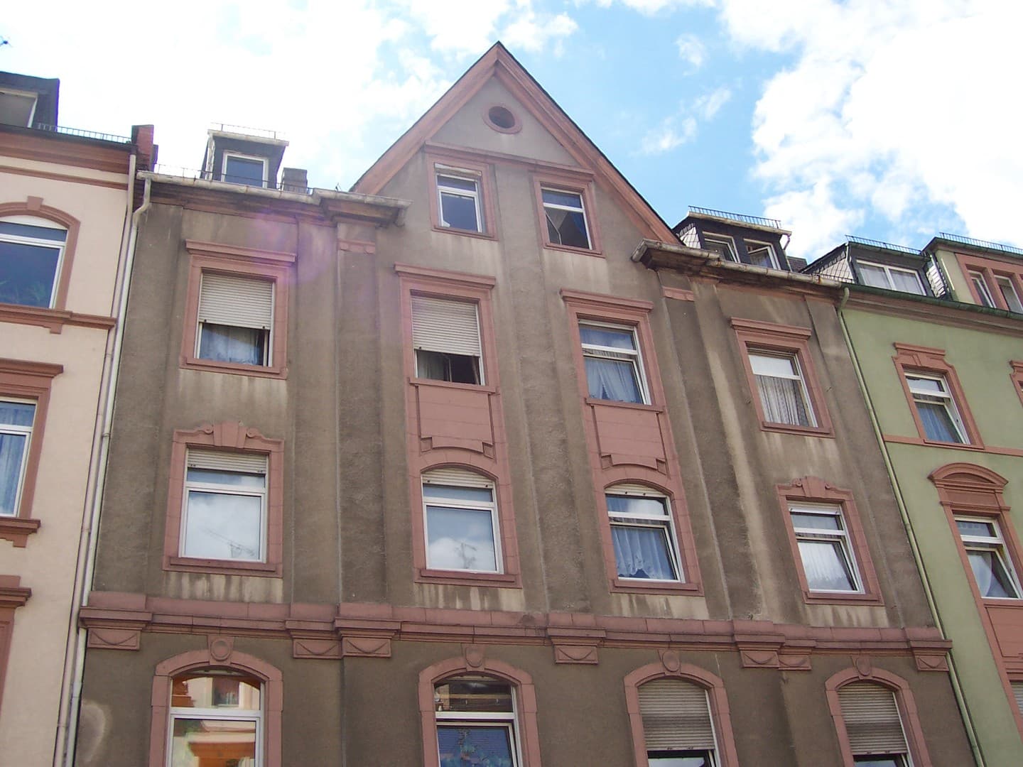 Hausmeisterwohnung: günstige, gut geschnittene 3-Zimmer-Wohnung nur an Selbstrenovierer zu vermieten