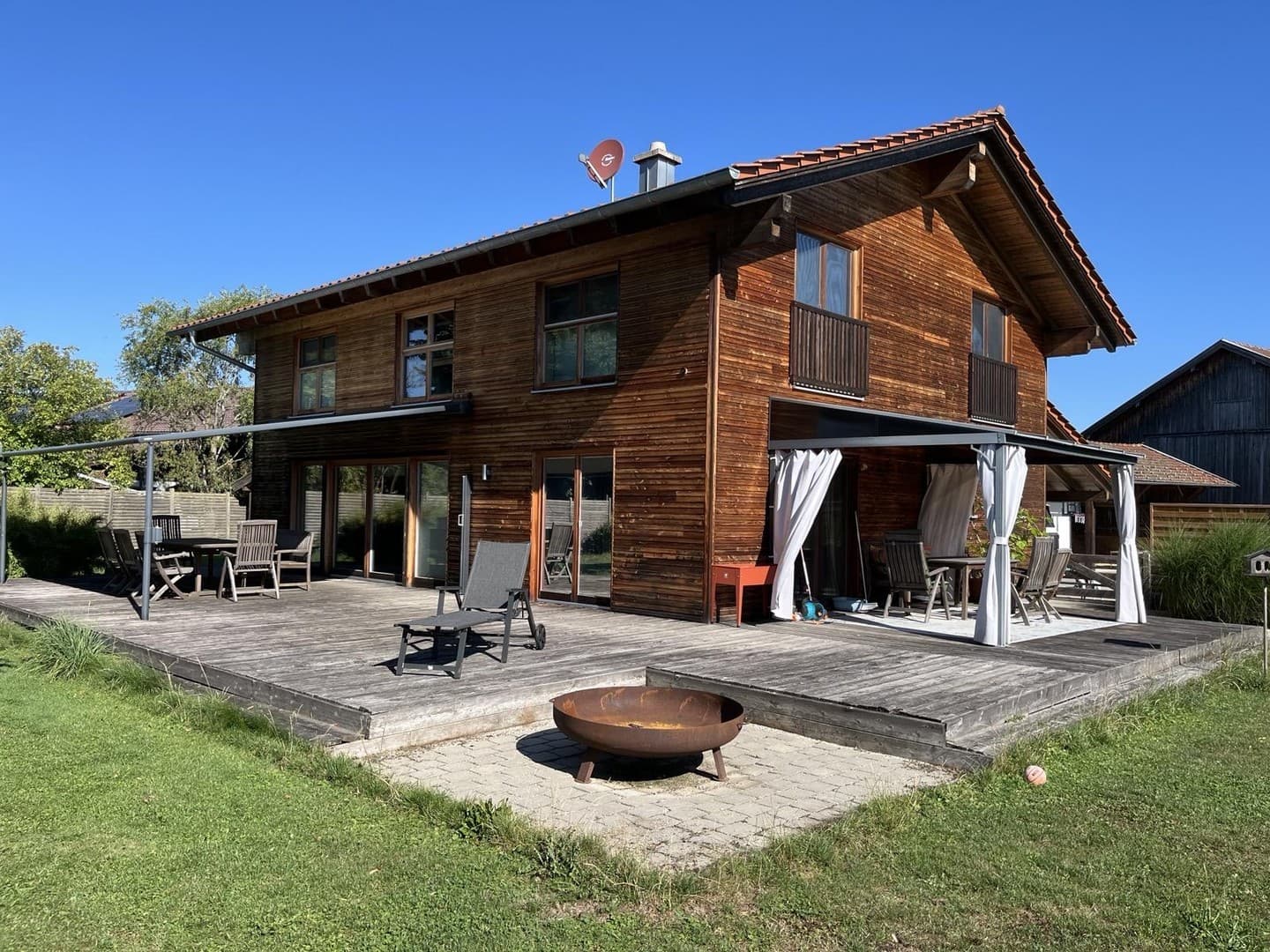 Modernes Holzhaus in dörflicher Lage Nähe Chiemsee