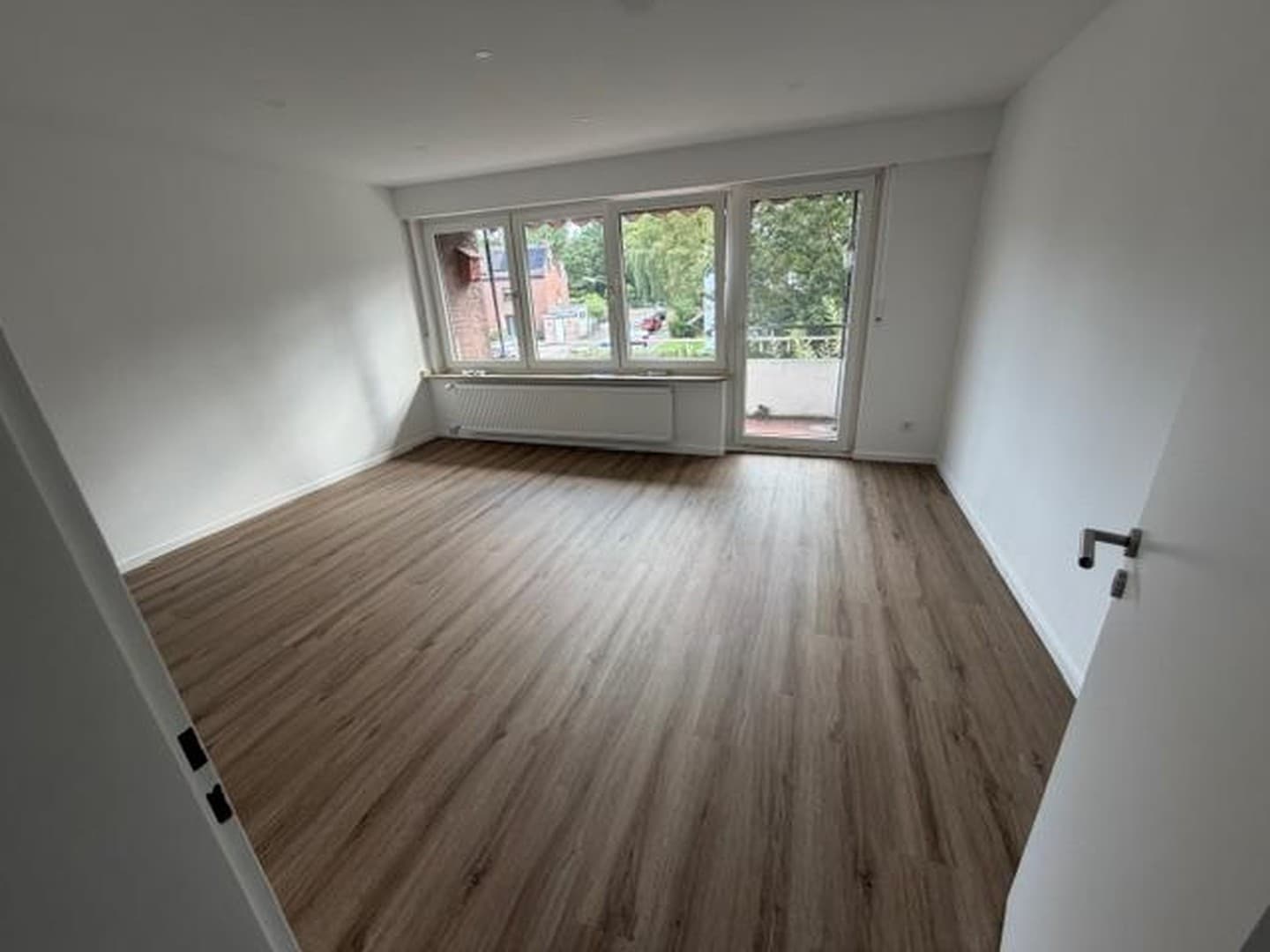 78 qm, herrliche und lichtdurchflutete 3 ZKB mit Balkon im 1.OG, Emsnähe