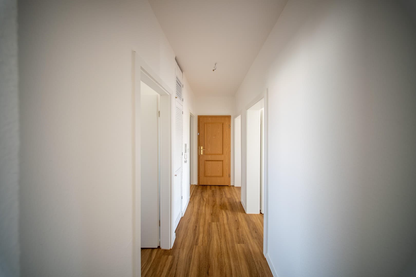 Erstbezug nach Komplettsanierung – 4-Zi.-Wohnung mit Balkon & neuer Klimaanlage in Bitterfeld