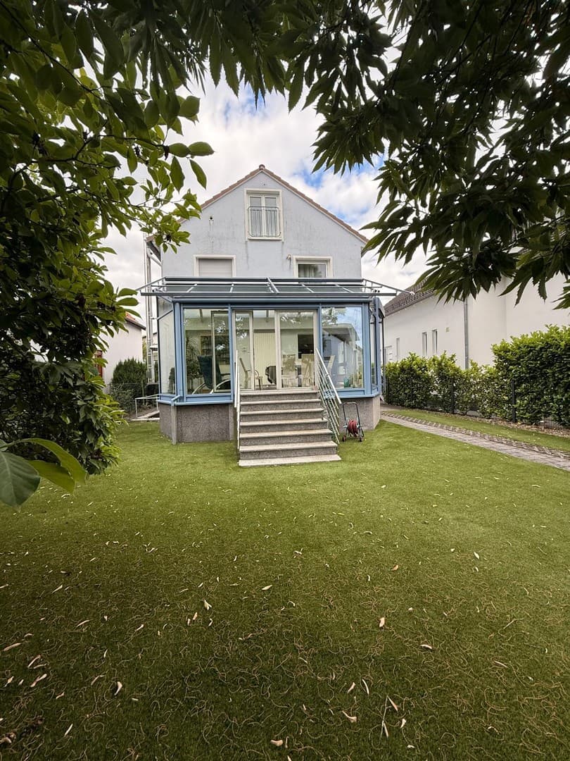 CHARMANTES EINFAMILIENHAUS MIT LICHTDURCHFLUTETEM WINTERGARTEN AUF IDYLLISCHEM GRUNDSTÜCK