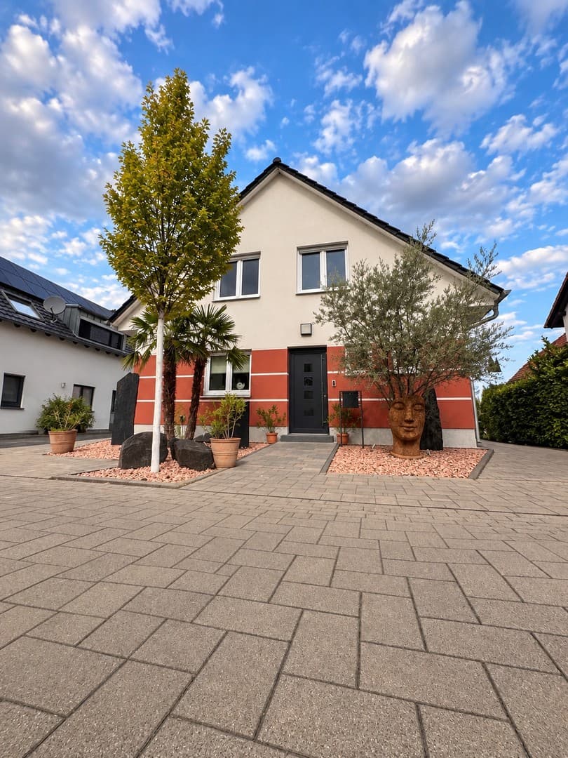 Neuwertiges Haus mit Pool in verkehrsberuhigter Straße