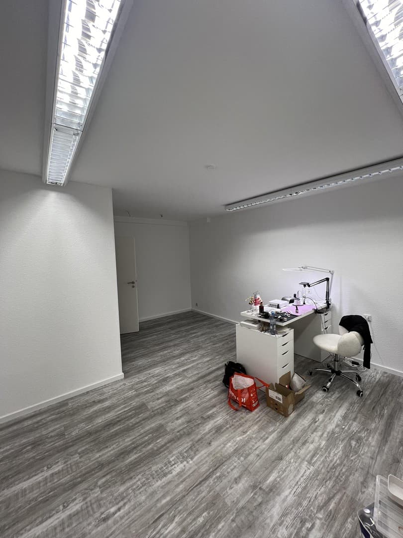 3 separate Gewerbeeinheiten ideal für Kosmetikstudio, Friseurladen, Massagesalon usw.