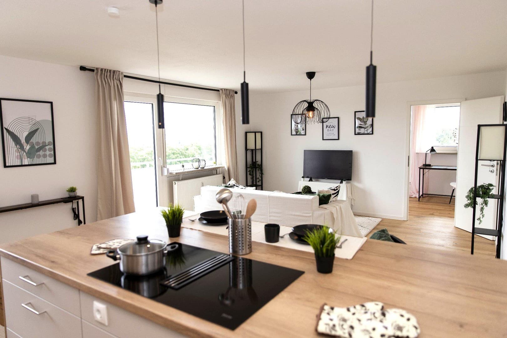 Exklusive, frisch renovierte 3-Zi-Whg mit neuer EBK, Balkon, Panoramablick und Hallenbad