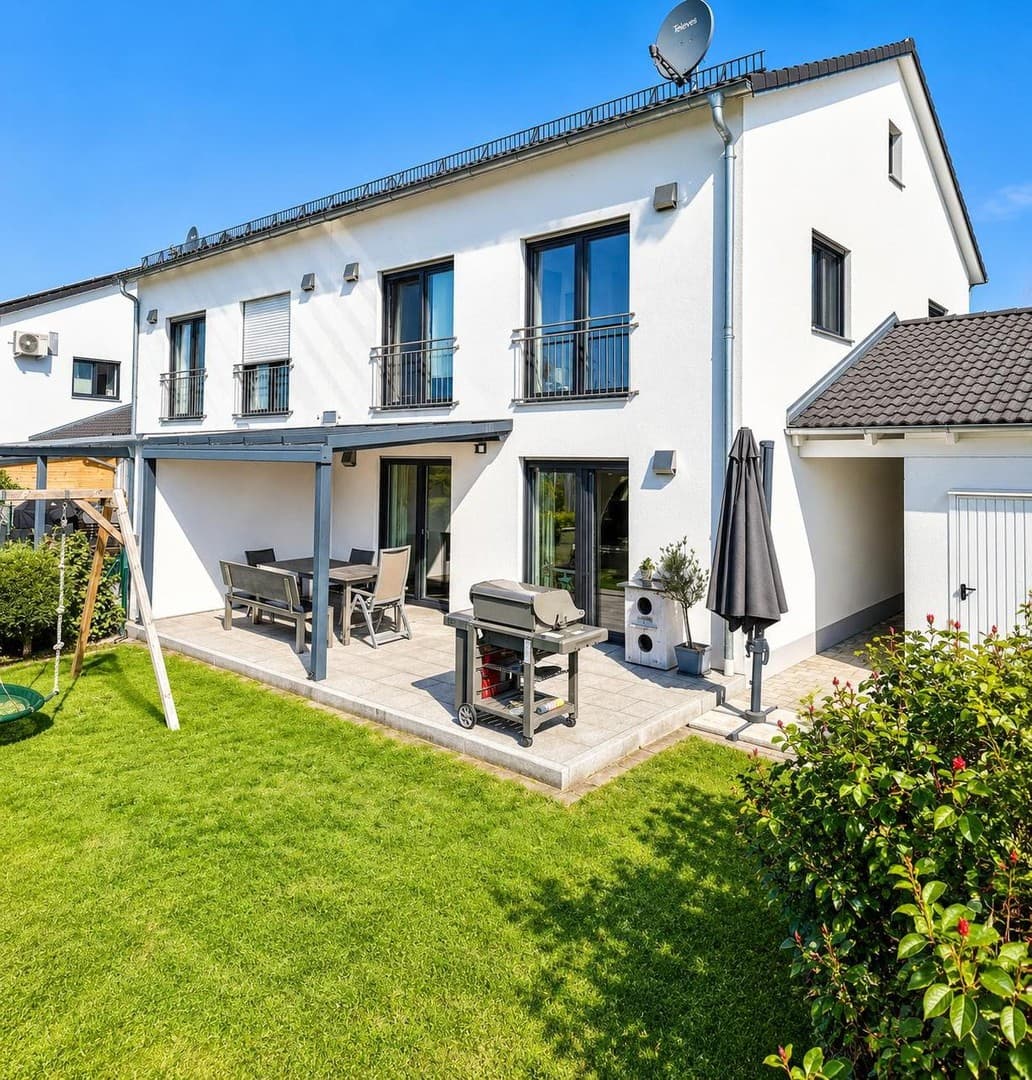 Moderne Doppelhaushälfte in Postau – 137 m² mit Garten, Terrasse & Garage