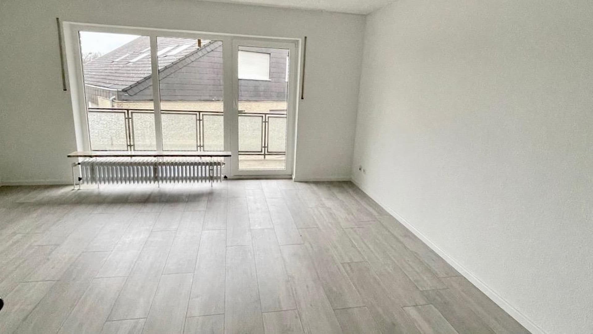 Von priv. - schönes 1-Zi. Single-Appartement in Pad Schloß Neuhaus, ruhige Lage m. Balkon 2.OG