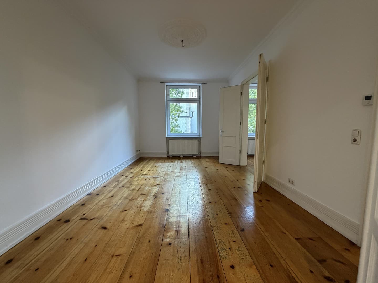 3,5-Zimmer-Altbauwohnung im Nordend mit Balkon, EBK und 3m hohen Decken