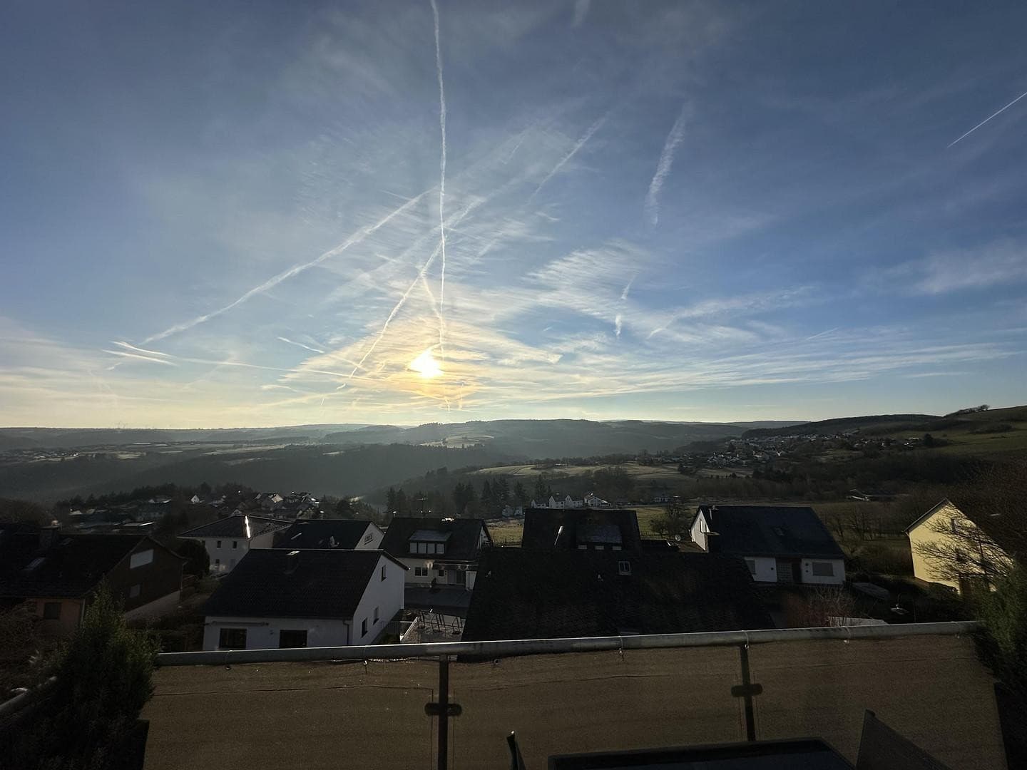 Uninähe & Fernblick in Korlingen: Moderne helle Maisonettewohnung Küche+Balkon+Stellplatz