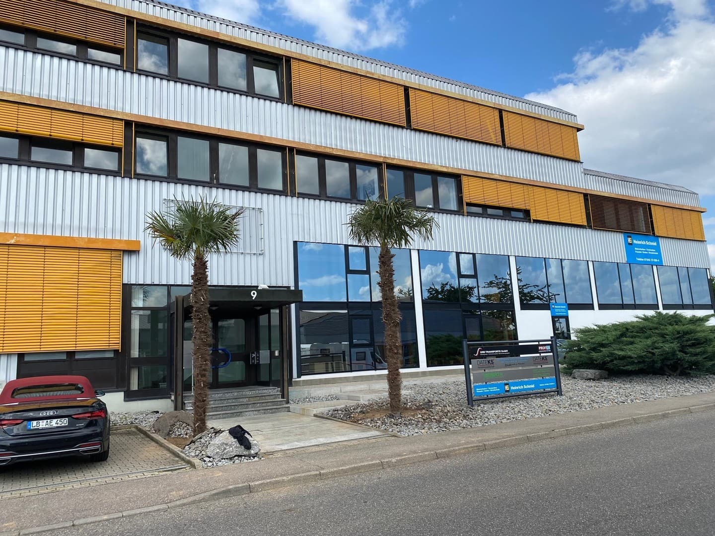 Produktion/ Lagerhalle mit 2 Büros
