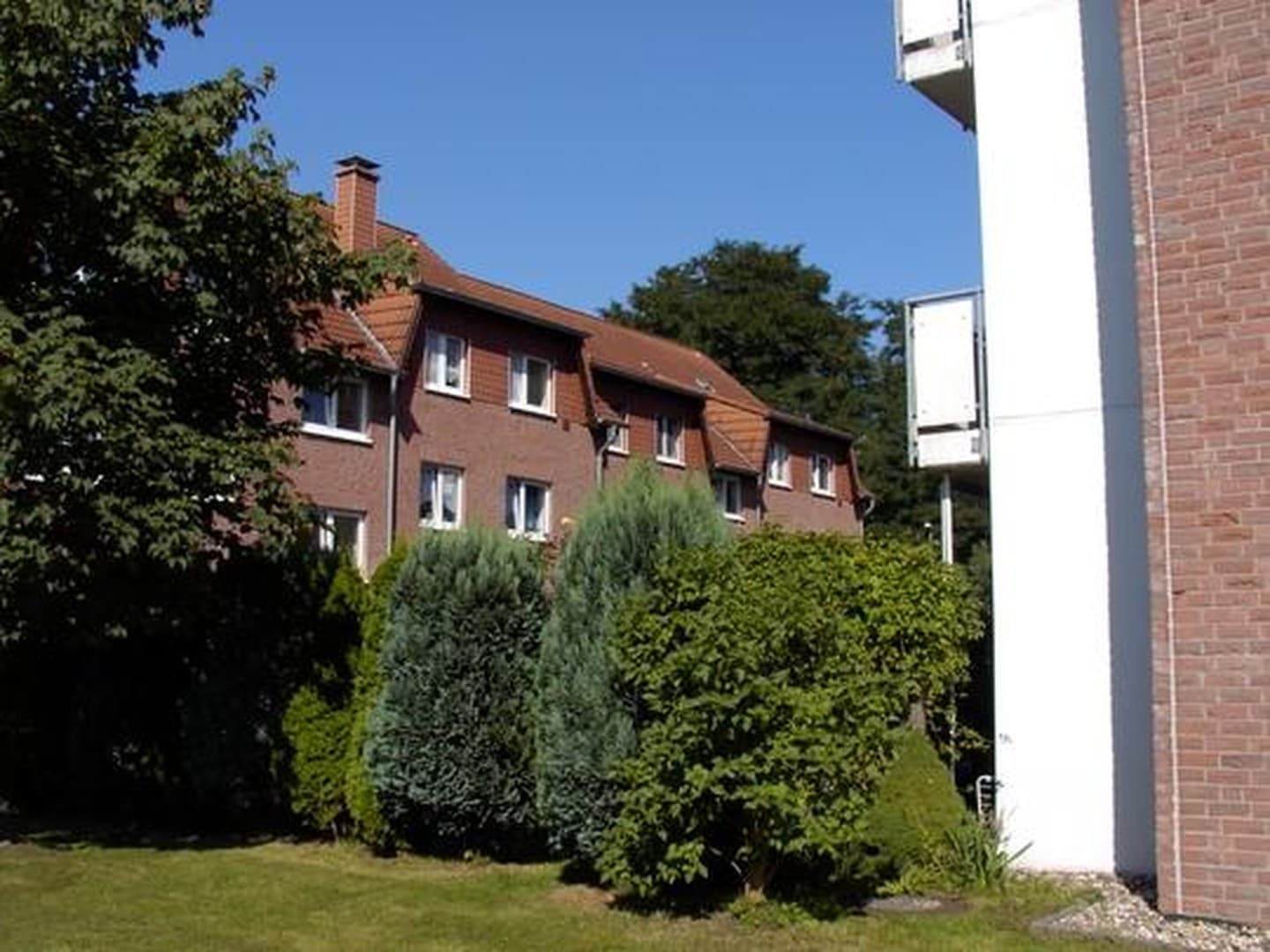 Helle 3,5-Zimmerwohnung mit komplett saniertem Badewannebad mit Fenster und sonnigem SÜD-WEST-Balkon