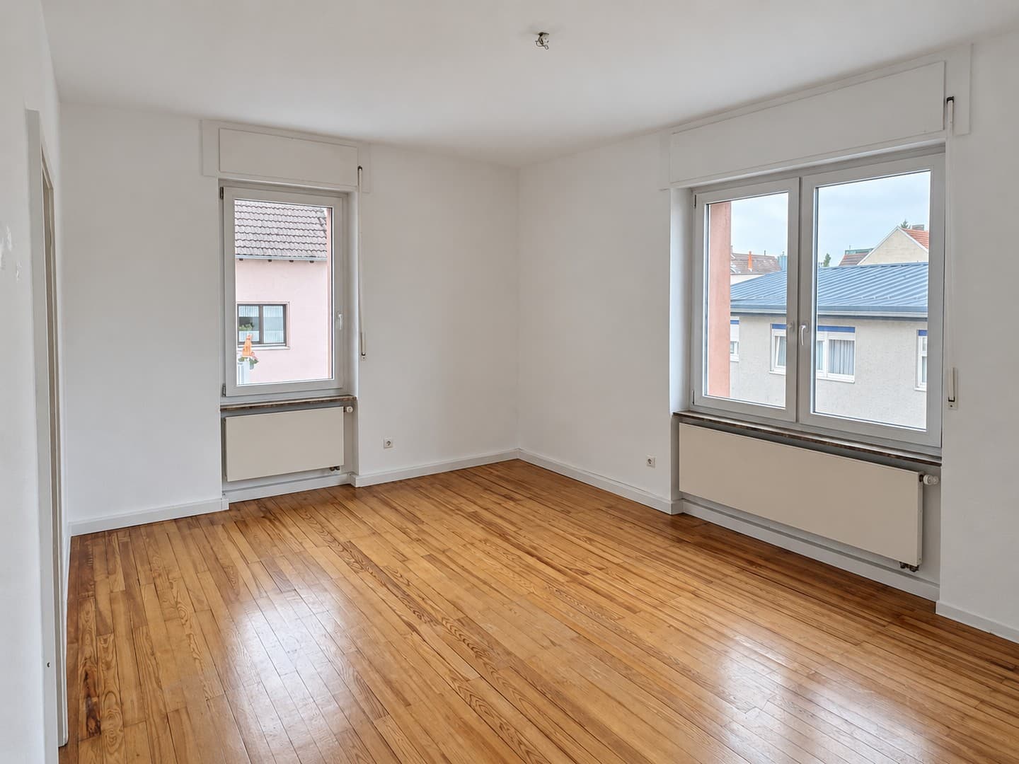 Lichtdurchflutete, sanierte 3-Zimmer-Wohnung mit EBK, Garten & Stellplatzoption zentral in Ettlingen