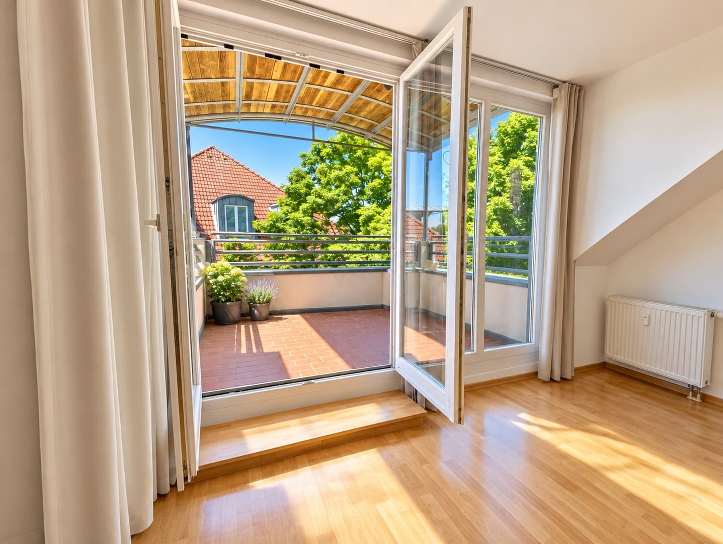 Modernisierte 3-Zimmer Dachgeschosswohnung mit großem Balkon & Tiefgarage in Velten