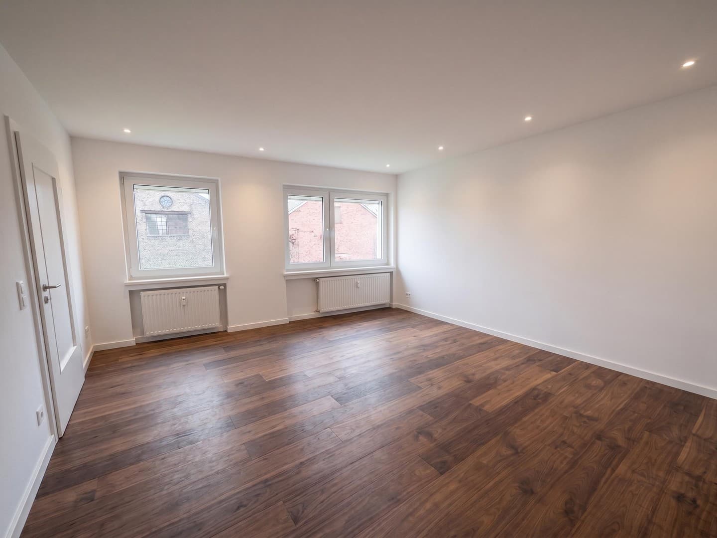 Jobcenter geeignet - 4 Zimmer Wohnung mit Balkon