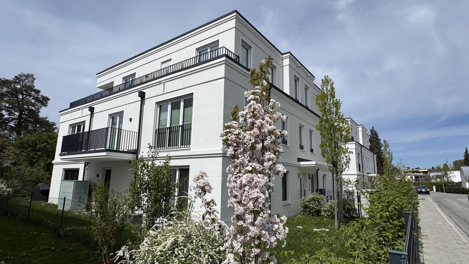 NEUWERTIGE VILLENWOHNUNG | SÜD/WEST | 2 BALKONE | GRÜNBLICK | EBK + MAẞ-EINBAUTEN + SMART HOME