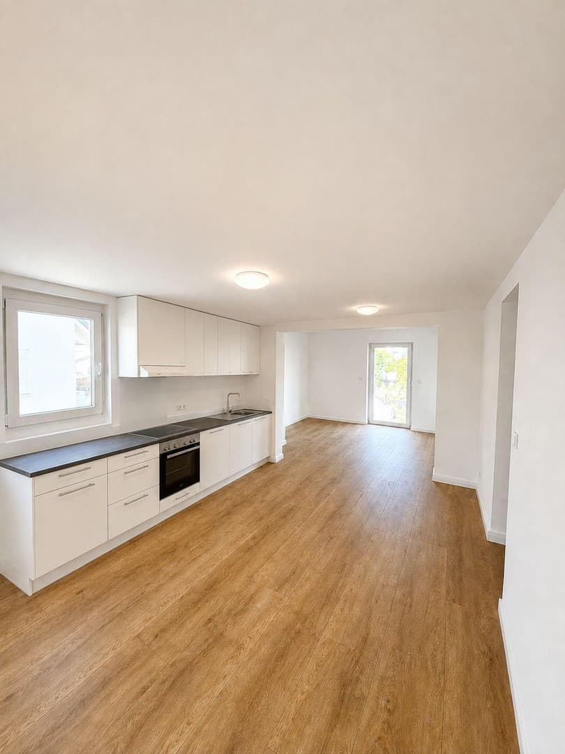 Kernsanierte Wohnung mit Balkon und EBK