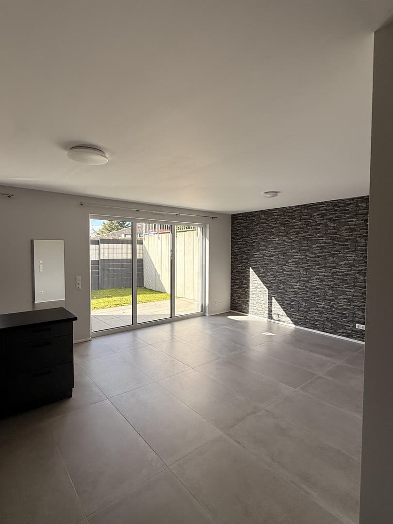 Moderne 65m² Wohnung mit Terrasse & Gartenanteil