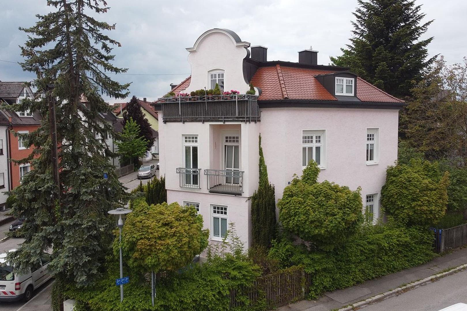 Mehrgenerationenhaus: Jugendstil-Villa von 1900, drei abgeschlossene Wohnungen, drei Garagen