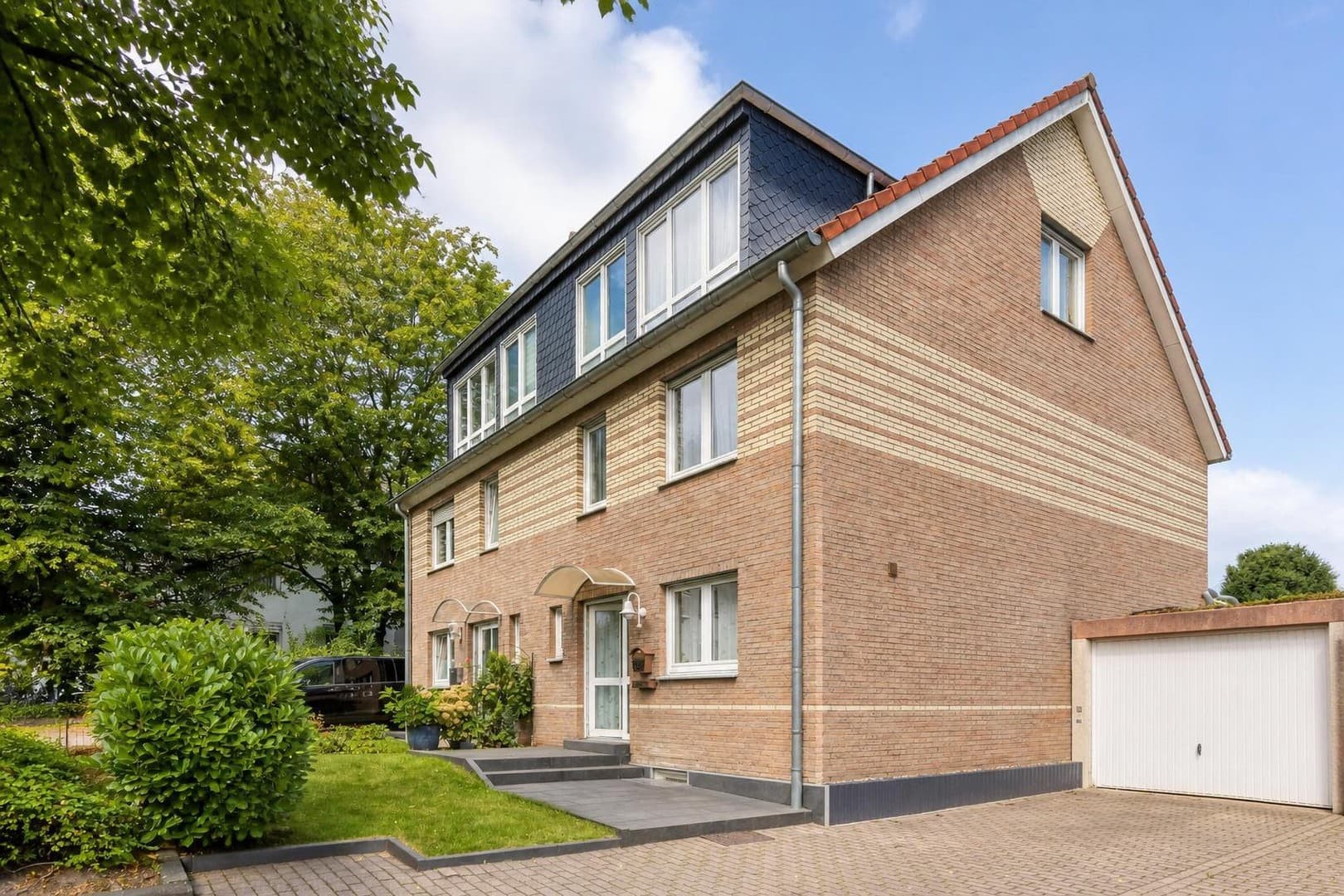Hochwertige moderne DHH mit 6 Zimmern, Terrasse, Garten & Garage