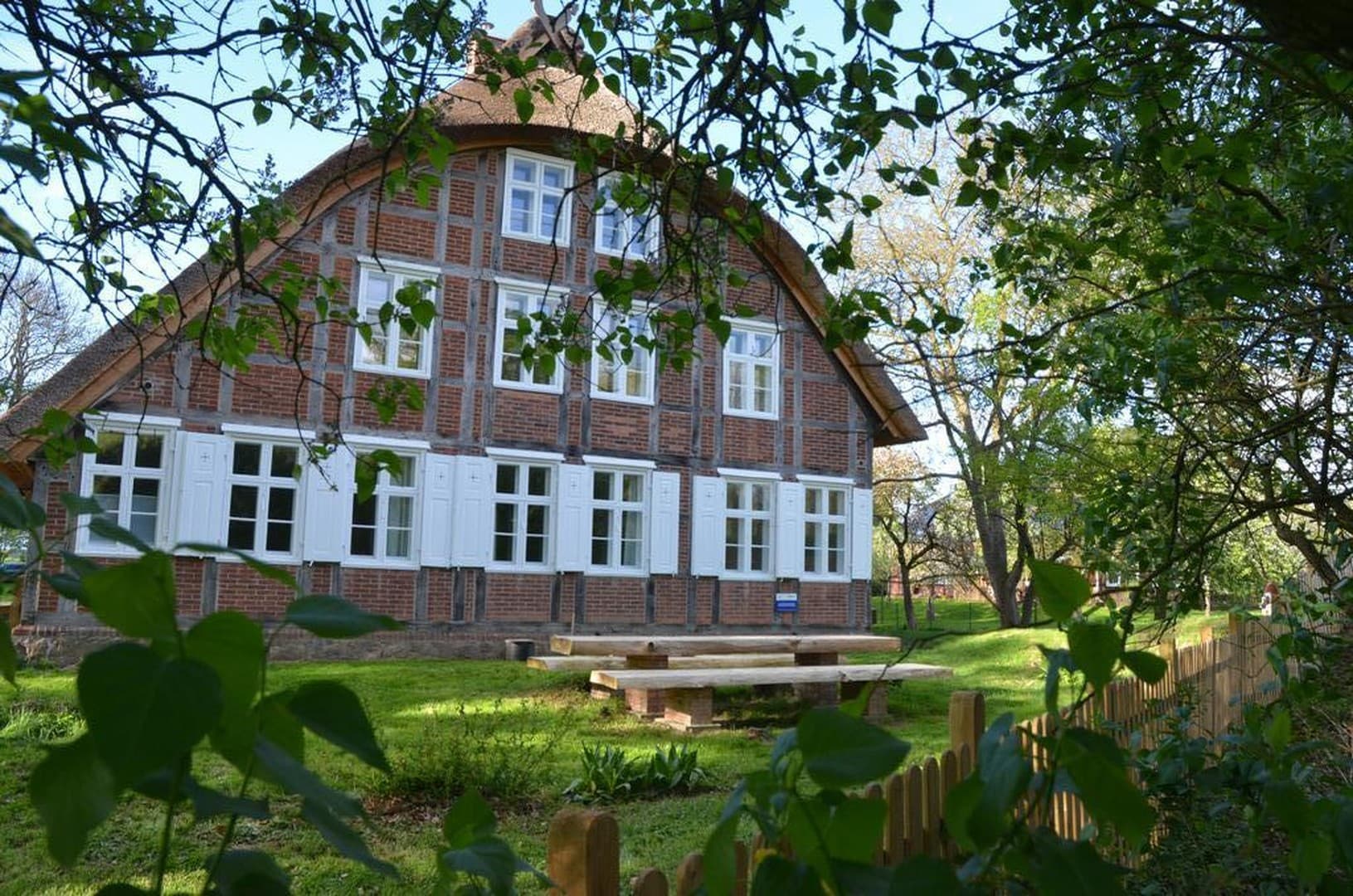 PROVISIONSFREI: Historisches Reetdach-Anwesen am Elbdeich – Denkmalgeschützt
