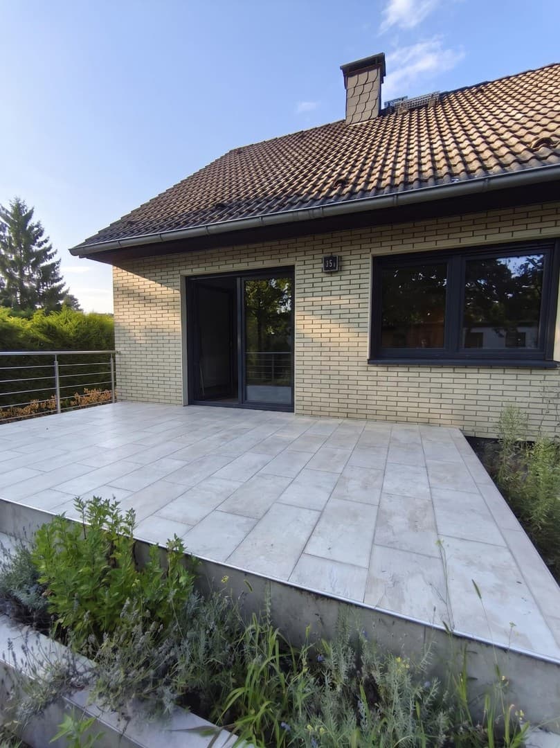 Wohnen wie im Haus: sanierte 3-Zimmer-Wohnung mit Kamin, Südterrasse, Garten & Tiefgarage
